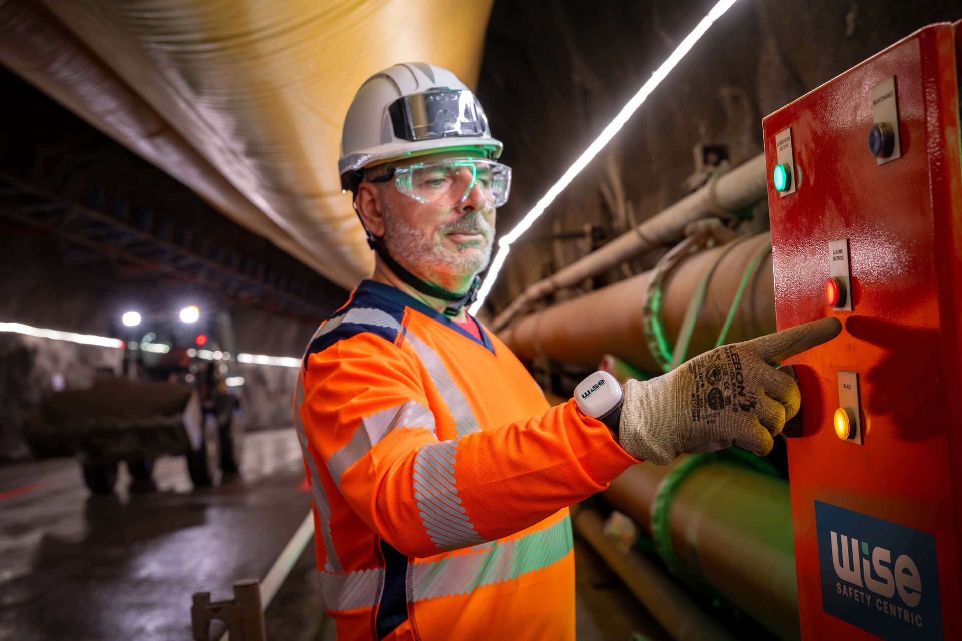 Mitarbeiter am WISE-Brandmeldegerät in einem Tunnel im Bau